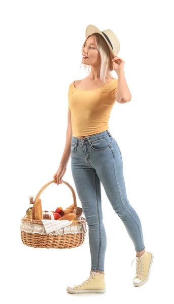带着野餐用的食物的年轻女子 背景是白色的篮子 — 图库照片