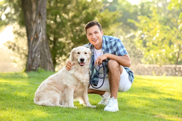 Junger Mann Mit Süßem Hund Rastet Park Aus — Stockfoto