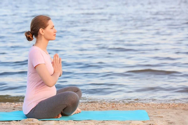 Young Pregnant Woman Practicing Yoga Outdoors — Stock Photo, Image