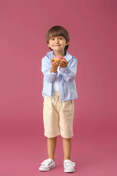 Grappig Jongetje Met Donut Kleur Achtergrond — Stockfoto