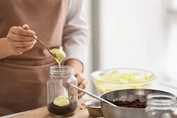 Женщина Готовит Вкусный Кекс Банке — стоковое фото