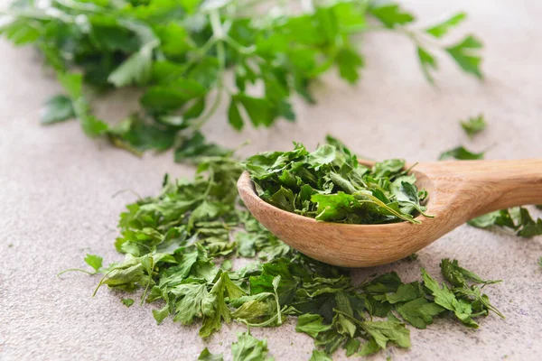 Spoon Dry Parsley Grey Background — Stock Photo, Image