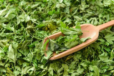 Bir yığın kuru maydanozla kepçe