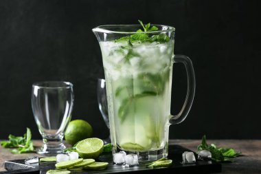 Masada bir sürahi taze mojito.