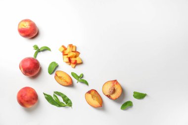 Beyaz arka planda olgun şeftaliler