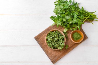 Tahta masada taze ve kuru maydanoz.