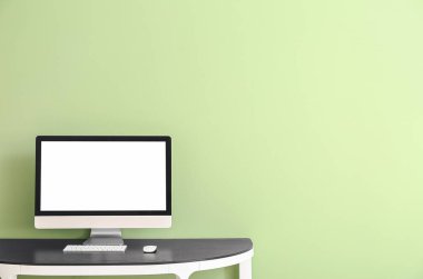 Renk duvarına yakın masadaki modern bilgisayar