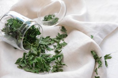 Beyaz arka planda kuru maydanozlu kavanoz