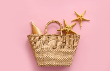 Arka planda güneş kremi olan plaj çantası.