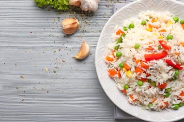 Tabakta lezzetli pilav var.