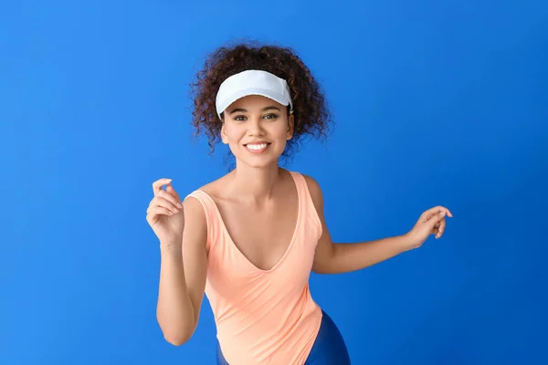 Mujer Joven Haciendo Aeróbicos Sobre Fondo Color — Foto de Stock