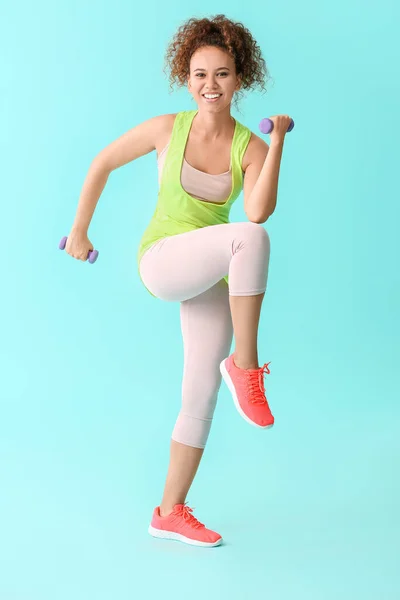 Mujer Joven Haciendo Aeróbicos Sobre Fondo Color — Foto de Stock