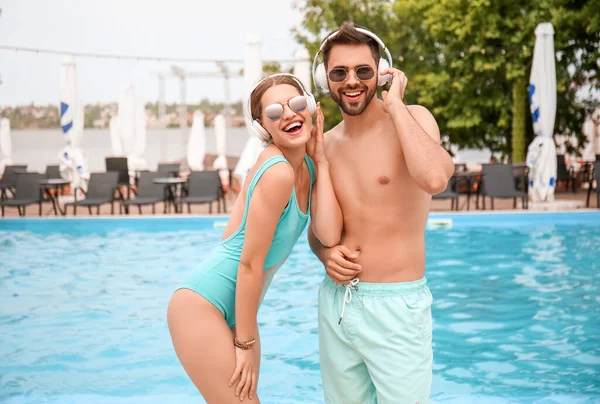 Young Couple Listening Music Swimming Pool — Stock Photo, Image