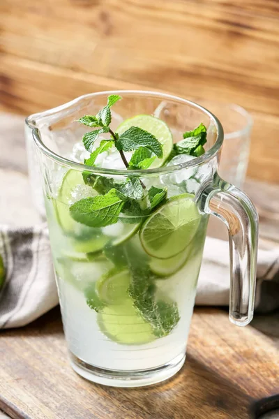 Masada bir sürahi taze mojito.