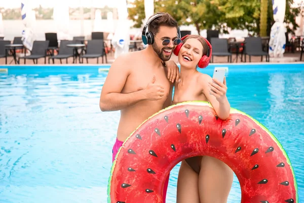 Young Couple Listening Music Taking Selfie Swimming Pool — Stock Photo, Image