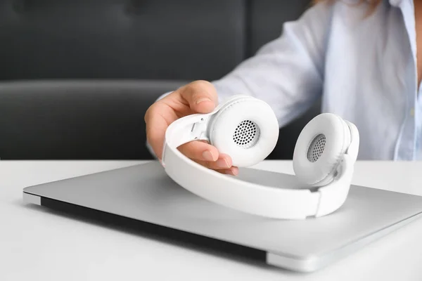 Woman Headphones Laptop Home Closeup — Stock Photo, Image