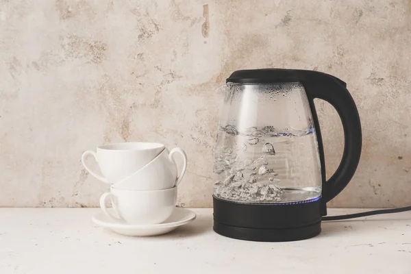 Moderne Wasserkocher Und Tassen Auf Dem Tisch — Stockfoto