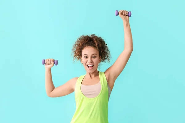 Mujer Joven Haciendo Aeróbicos Sobre Fondo Color —  Fotos de Stock