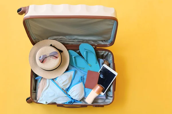 装有海滩饰物的包装好的手提箱 底色为彩色 旅行概念 — 图库照片