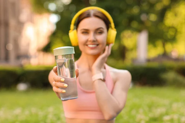 Sporty Young Woman Bottle Water Park — Stock Photo, Image