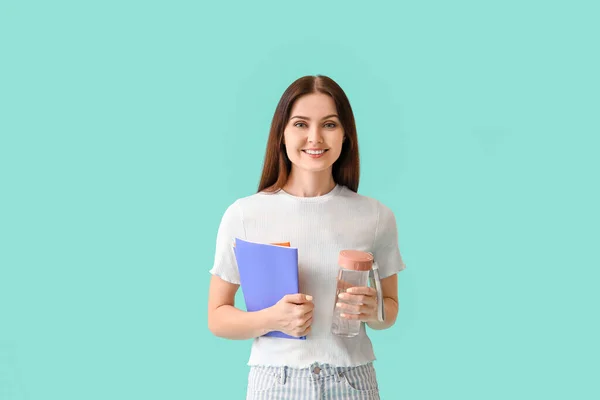 Mujer Joven Con Botella Agua Sobre Fondo Color — Foto de Stock