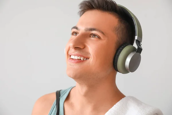 Joven Deportivo Con Auriculares Sobre Fondo Claro — Foto de Stock