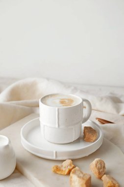 Masada bir fincan sıcak kahve.