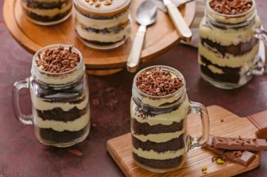 Renkli kavanozlarda lezzetli kekler.