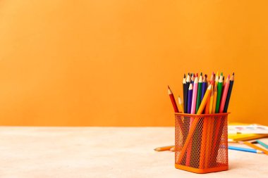 Masada bir dizi kalem var.