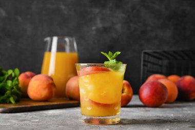Masada bir bardak lezzetli şeftali suyu
