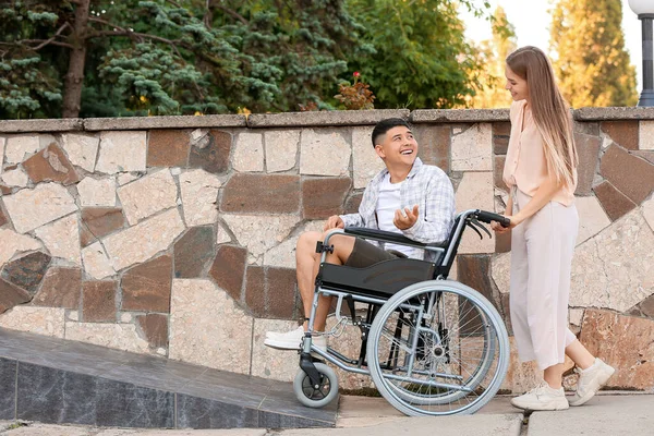 Jeune Femme Son Mari Fauteuil Roulant Sur Rampe Extérieur — Photo