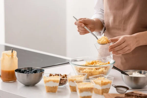 Mulher Preparando Delicioso Cupcake Jarra — Fotografia de Stock