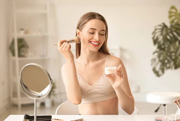 Mujer Joven Haciendo Maquillaje Casa — Foto de Stock