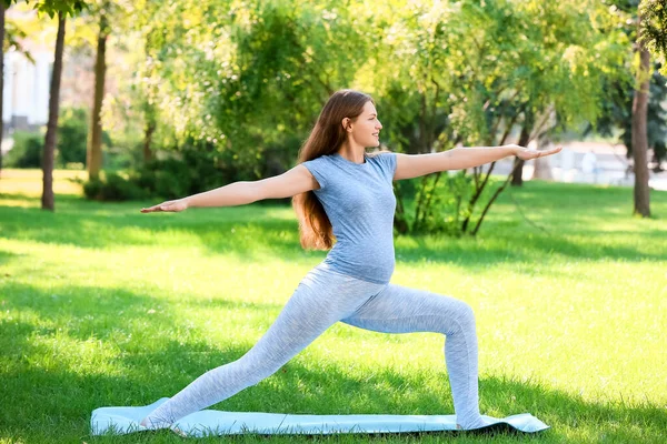 Young Pregnant Woman Practicing Yoga Outdoors — Stock Photo, Image