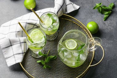 Masada bir bardak taze mojito.