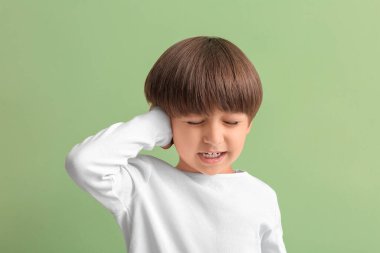 Arka planda kulak ağrısı çeken küçük bir çocuk.
