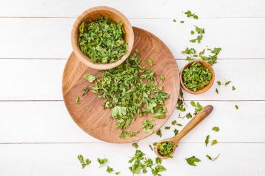 Ahşap arka planda kuru maydanoz