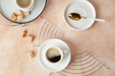 Renkli fonda bir fincan sıcak kahve