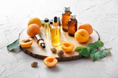 Kayısı şişeleri hafif arka planda gerekli yağ