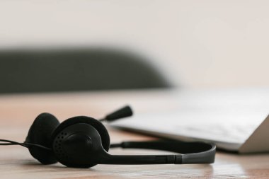 Ofisteki modern kulaklık.