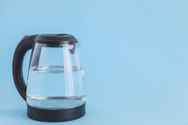 Renkli arkaplanda elektrik ısıtıcısı