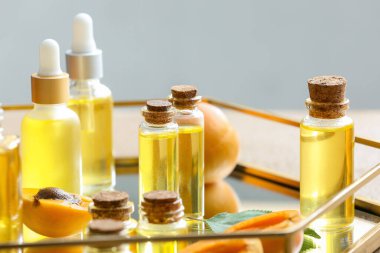 Kayısı şişeleri masada gerekli yağ