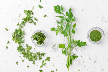 Beyaz arka planda sağlıklı taze ve kuru maydanoz