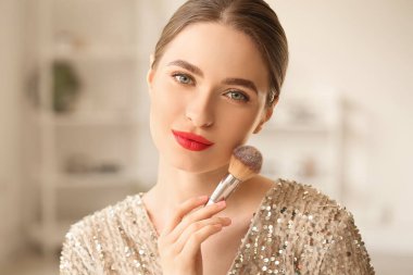 Evde Makyaj Yapan Genç Kadın