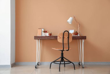 Ofiste modern bilgisayarla rahat bir iş yeri