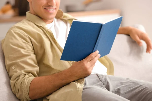 Jovem Com Livro Relaxante Sofá Casa — Fotografia de Stock