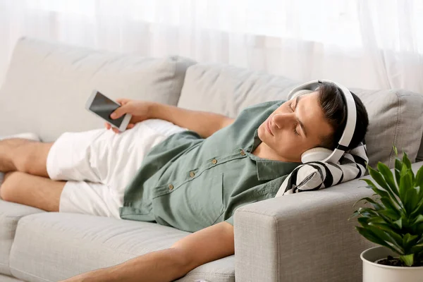 Joven Soñoliento Escuchando Música Casa —  Fotos de Stock