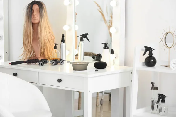 美容室での鏡と用品のテーブル — ストック写真