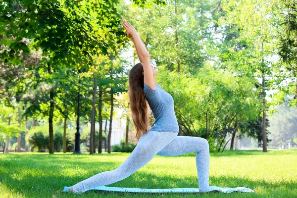 Genç Hamile Kadın Dışarıda Yoga Yapıyor — Stok fotoğraf