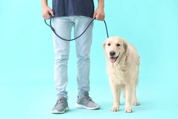 Junger Mann Mit Süßem Hund Auf Farbigem Hintergrund — Stockfoto